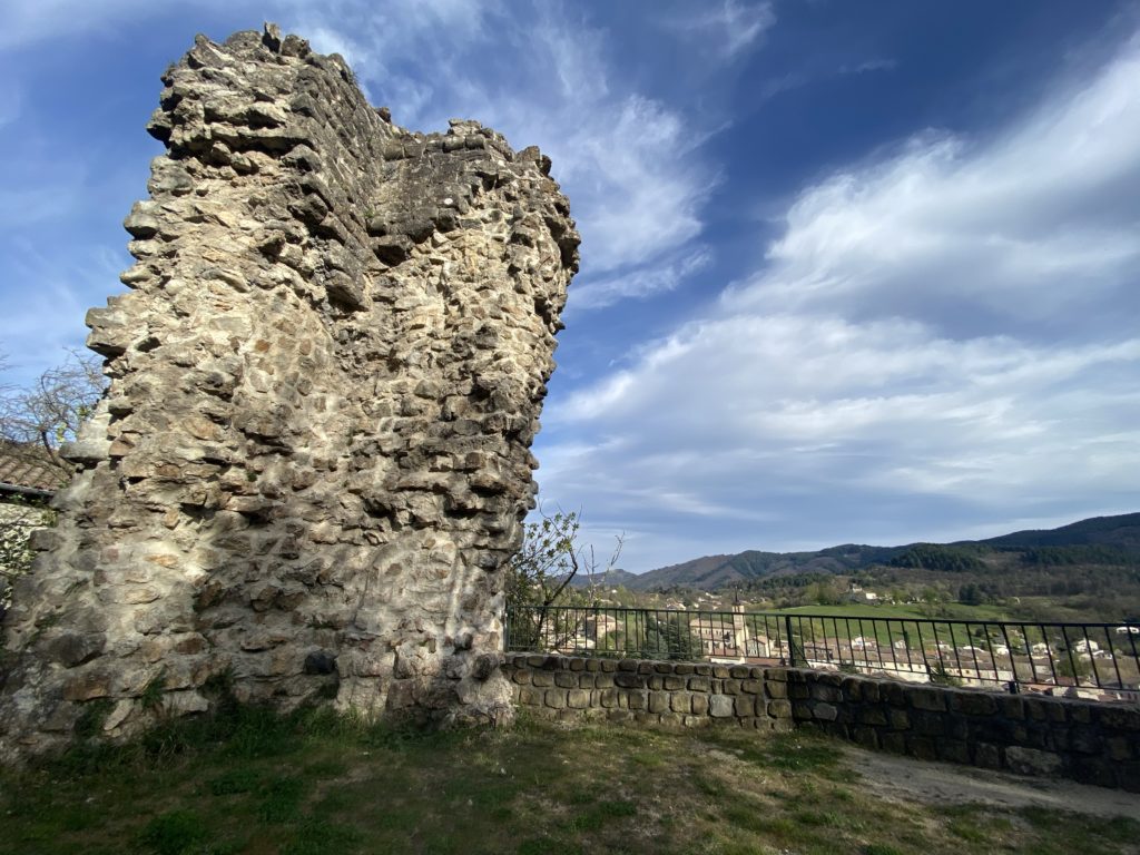 jaujac donjon de Chastelas