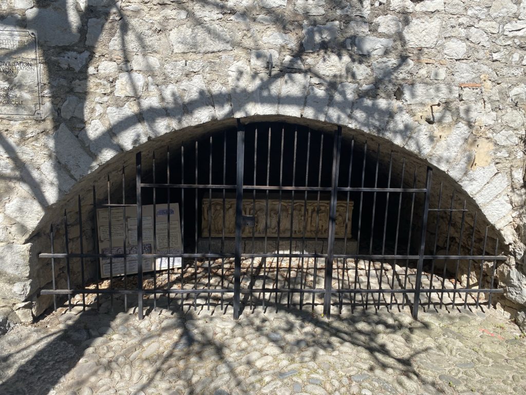 Ardeche Balazuc sarcofage