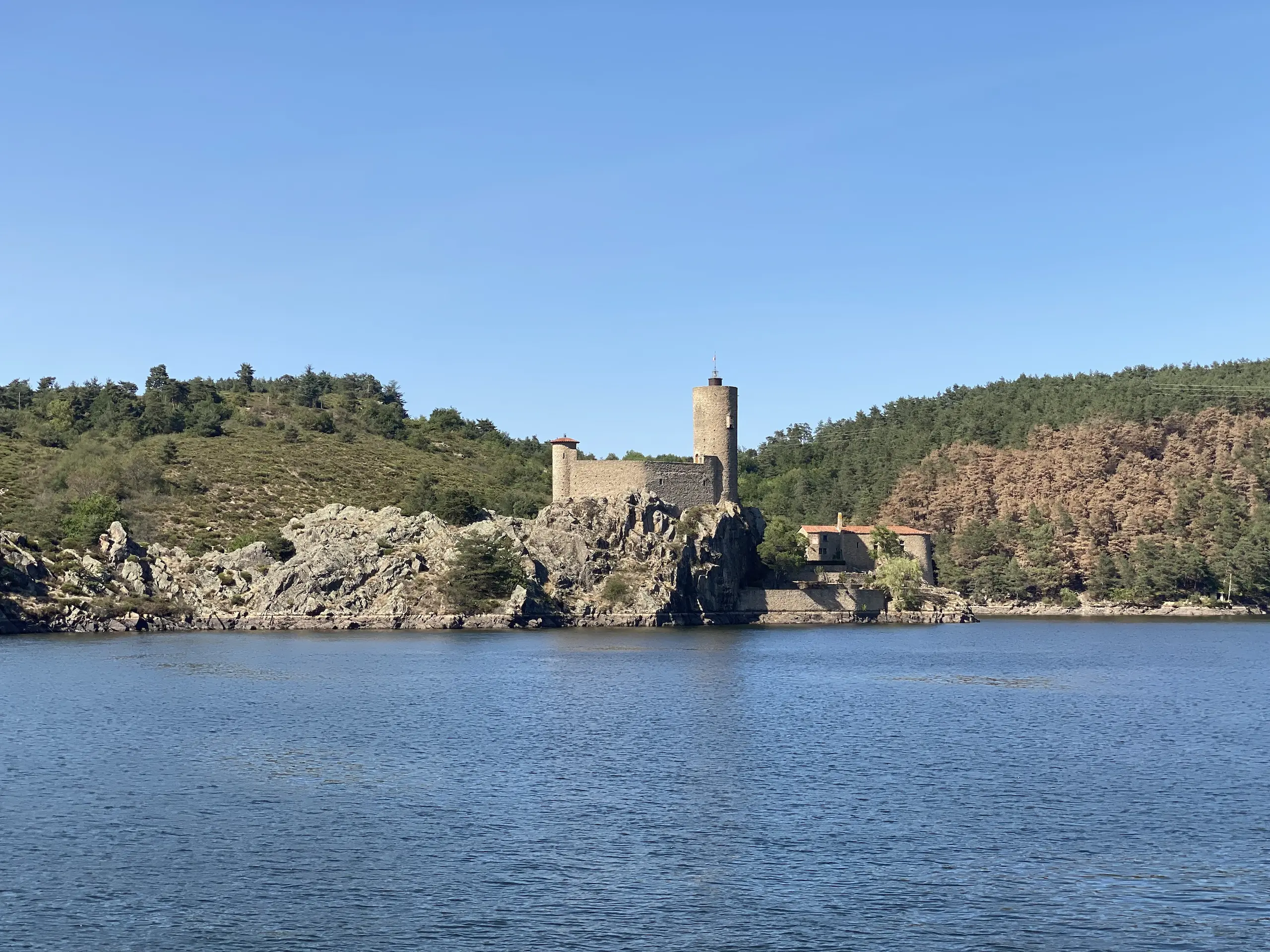 L’île de Grangent et son château dans les Gorges de la Loire