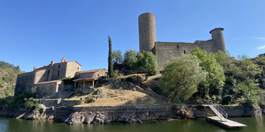 L’île de Grangent et son château dans les Gorges de la Loire