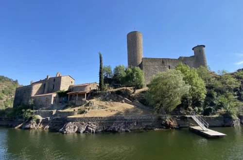 L’île de Grangent et son château dans les Gorges de la Loire