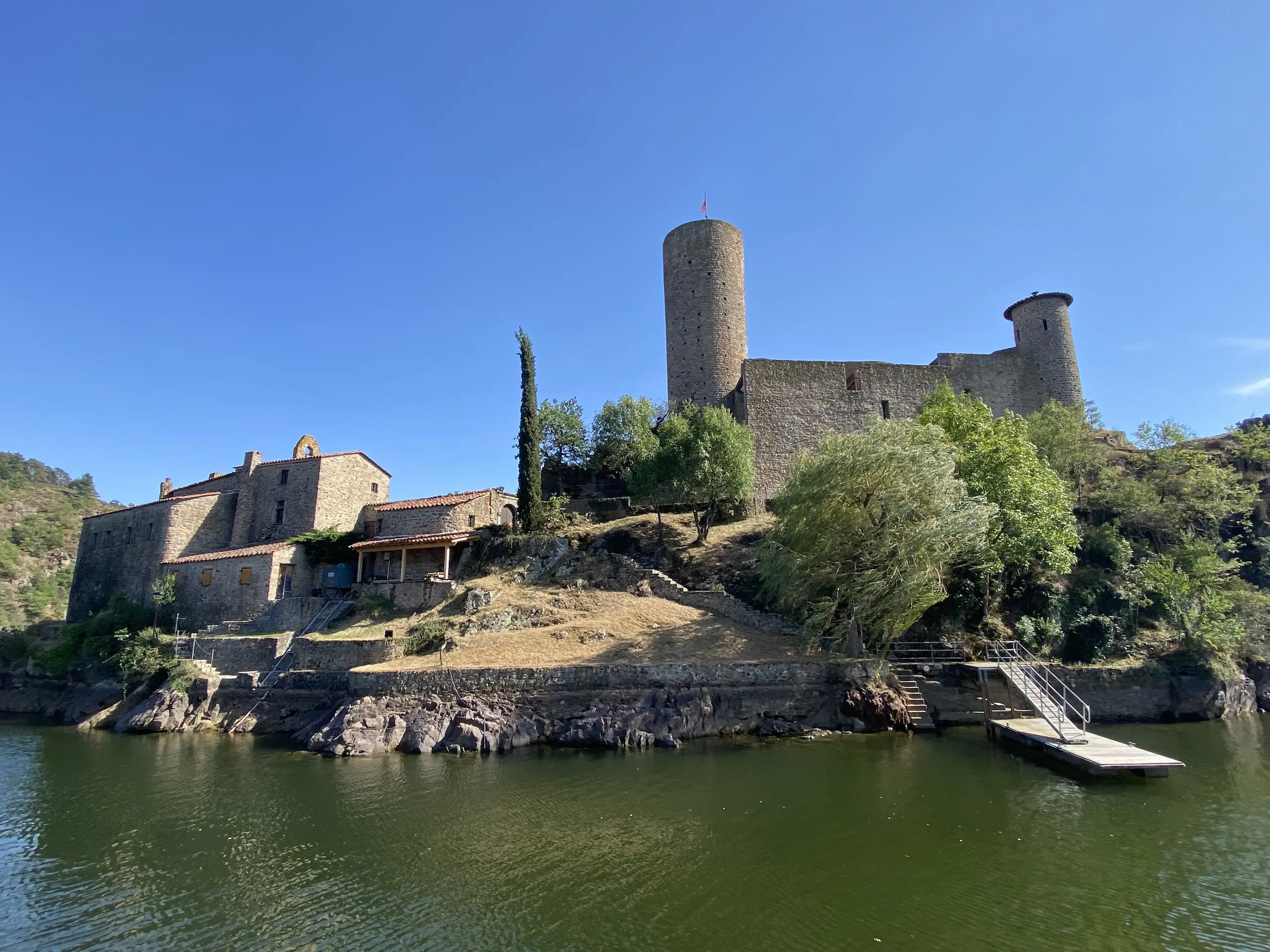 L’île de Grangent et son château dans les Gorges de la Loire
