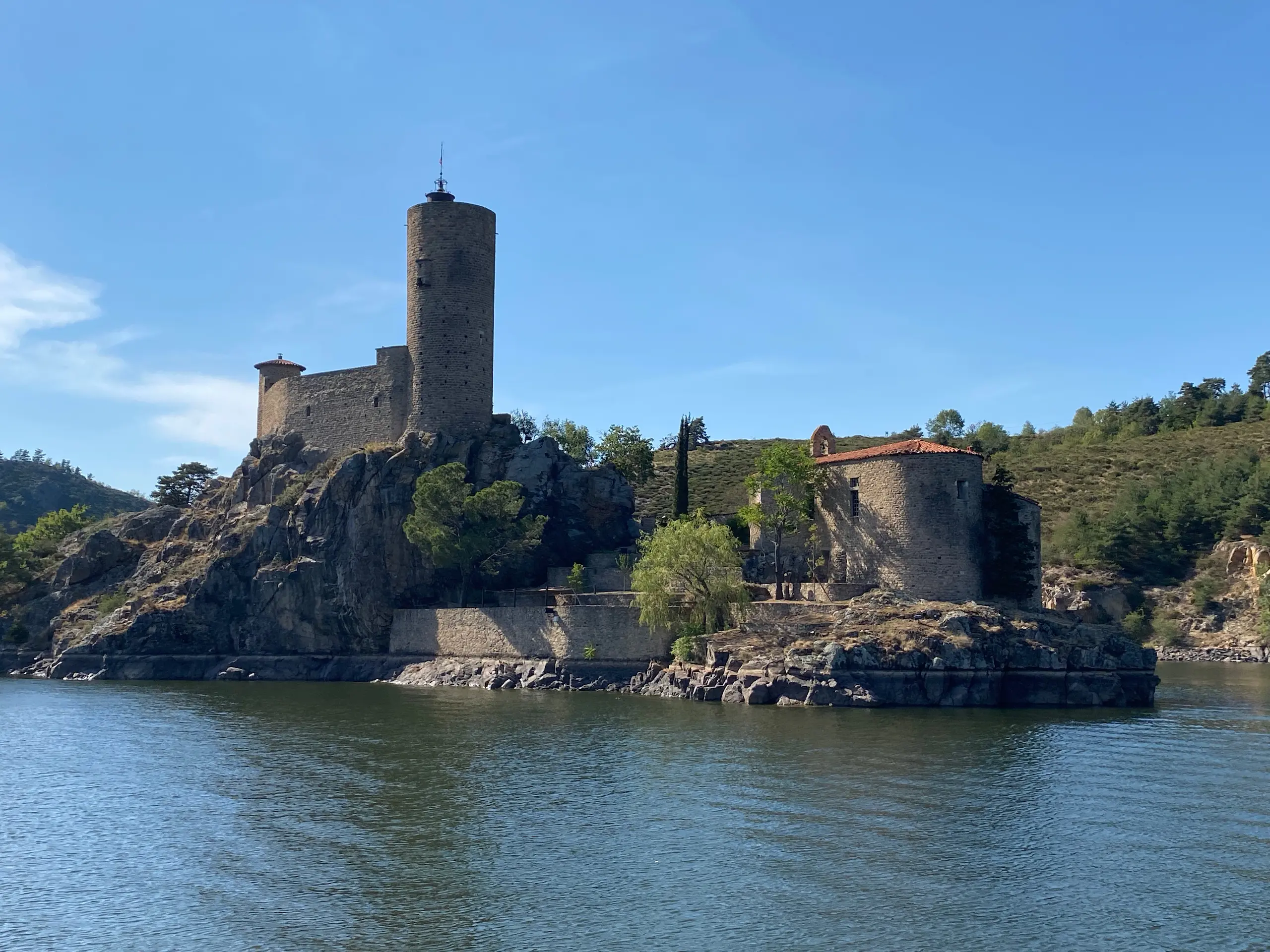 L’île de Grangent et son château dans les Gorges de la Loire