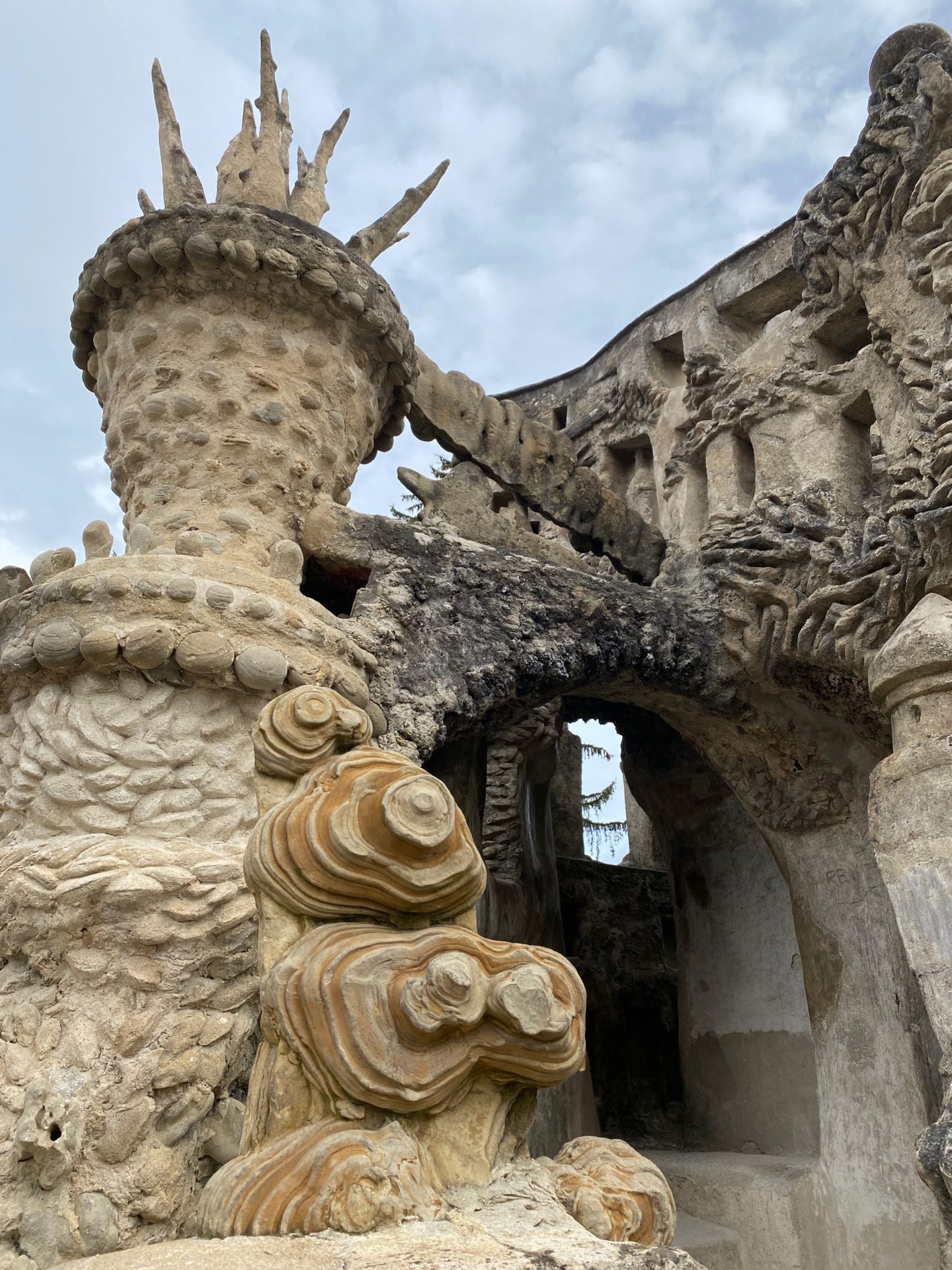 La pierre d'achoppement sur la terrasse du Palais du Facteur Cheval