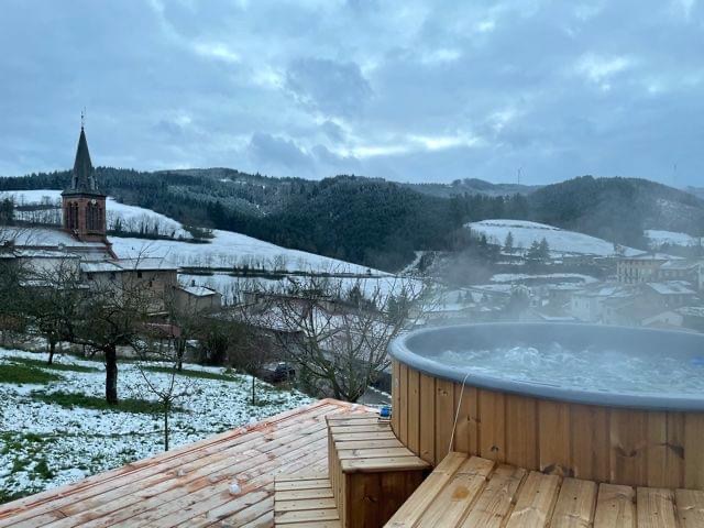 Bain nordique chauffé au bois dans le beaujolais vert