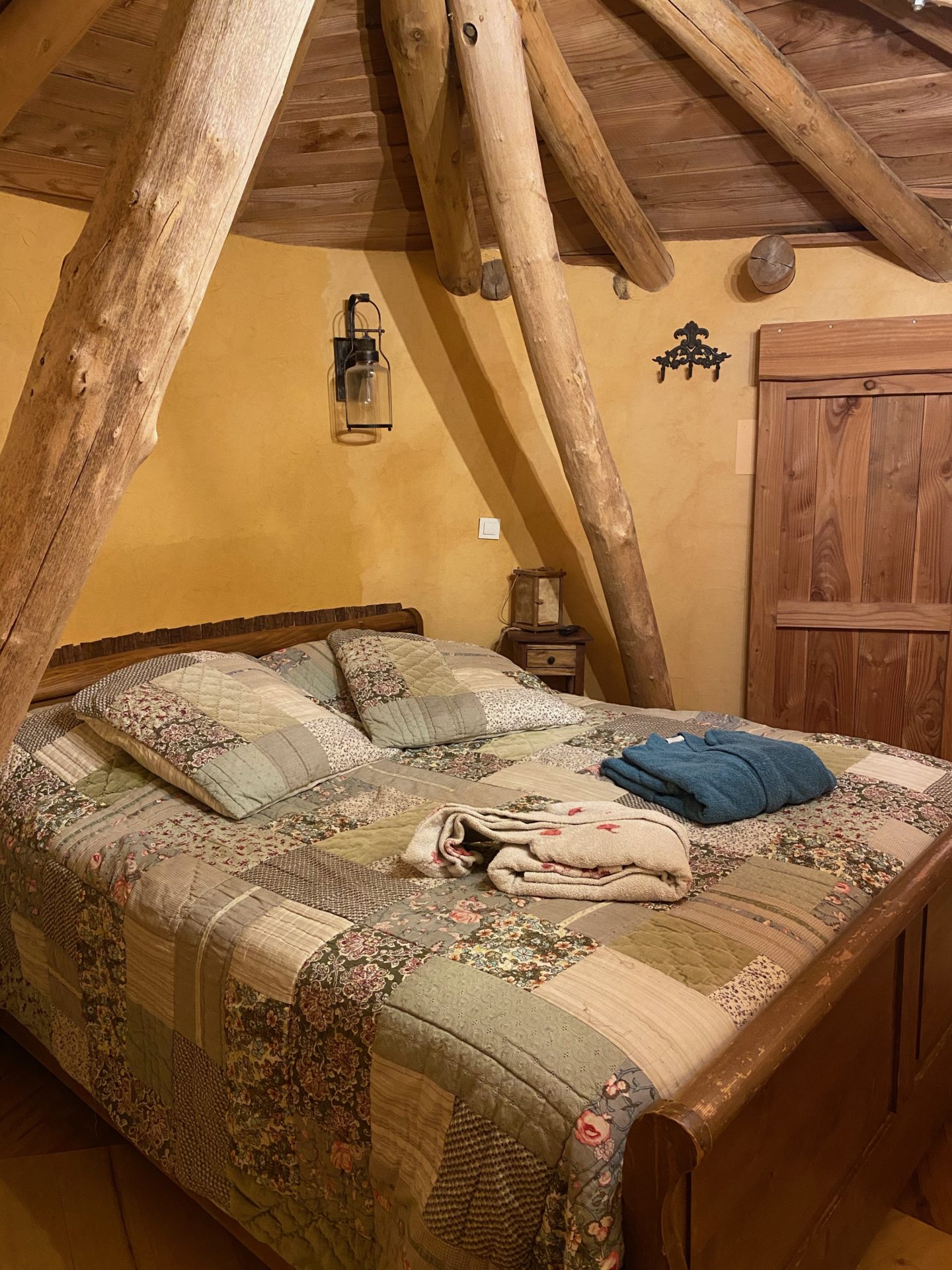 Dormir dans une vraie maison de hobbit en France