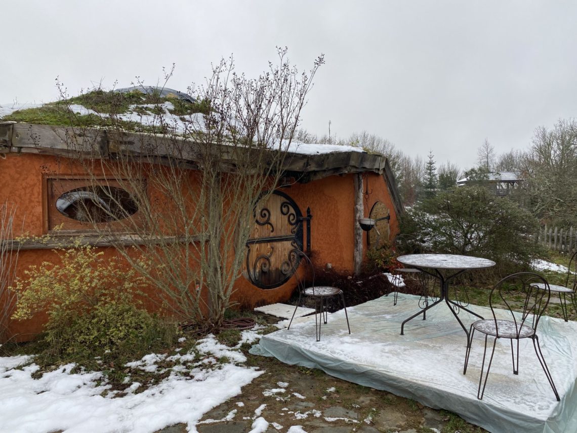 Hébergement insolite dans le Périgord : une cabane hobbit avec spa privé