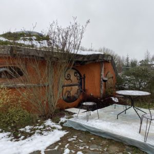 Hébergement insolite dans le Périgord : une cabane hobbit avec spa privé