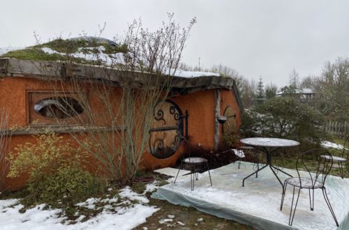 Hébergement insolite dans le Périgord : une cabane hobbit avec spa privé