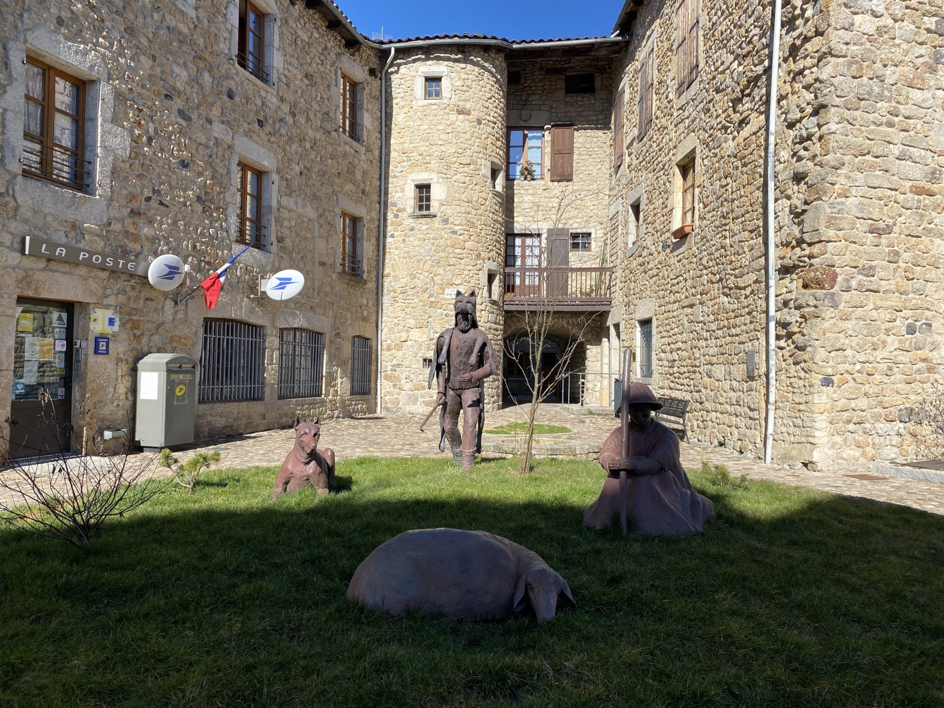 sculpture bete du gevaudan lozere rempart malzieu ville