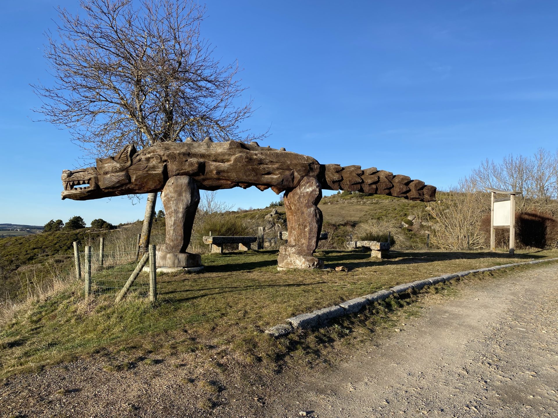 statue bete du gevaudan saugues haute loire 43