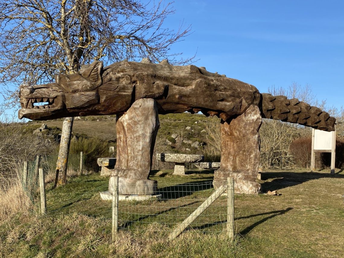 statue bete du gevaudan saugues haute loire 43