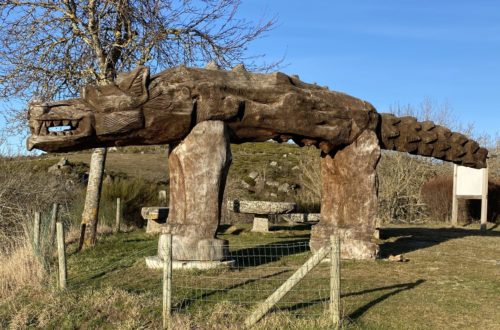 statue bete du gevaudan saugues haute loire 43