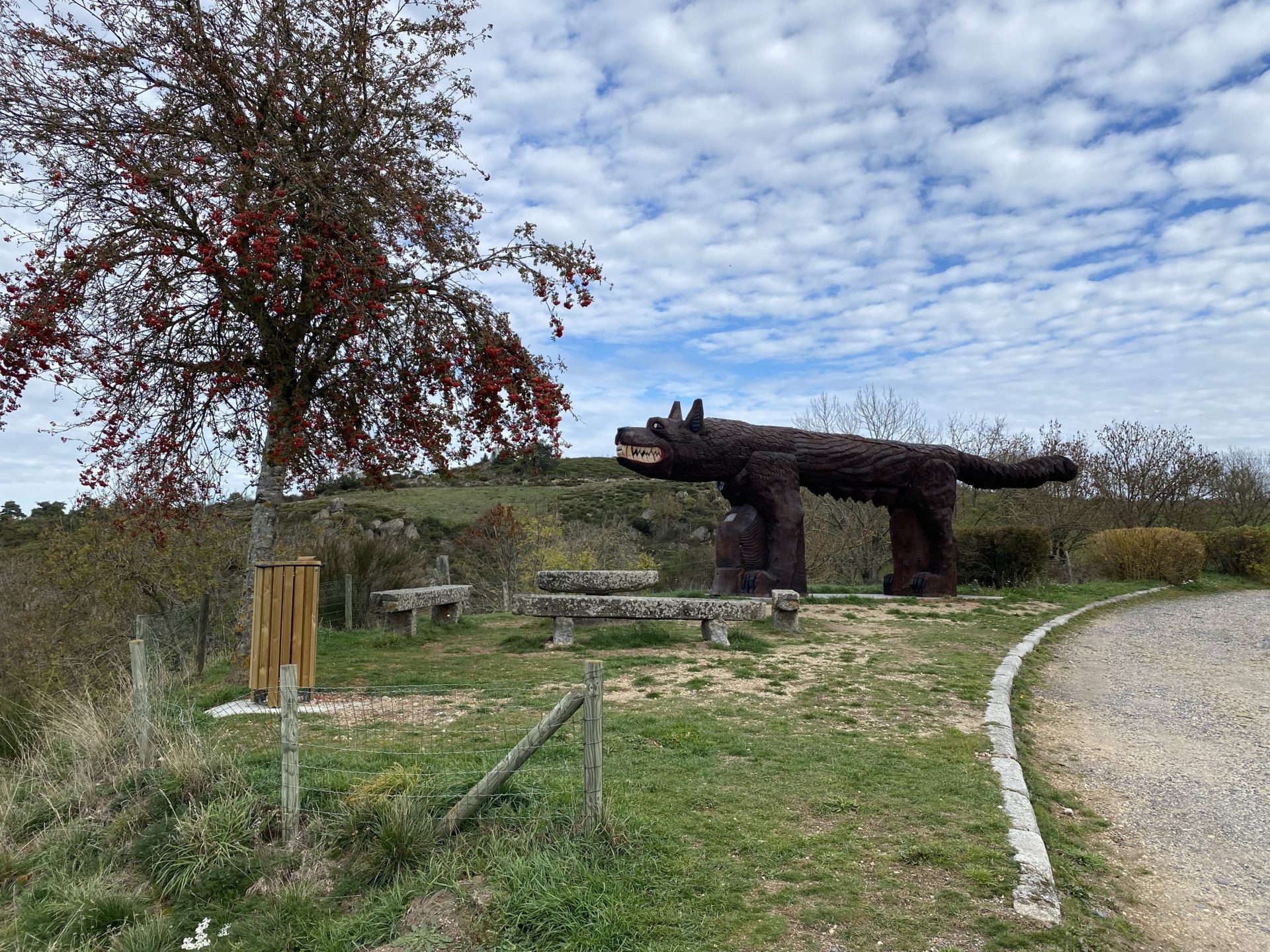 nouvelle statue bete du gevaudan saugues haute loire 43