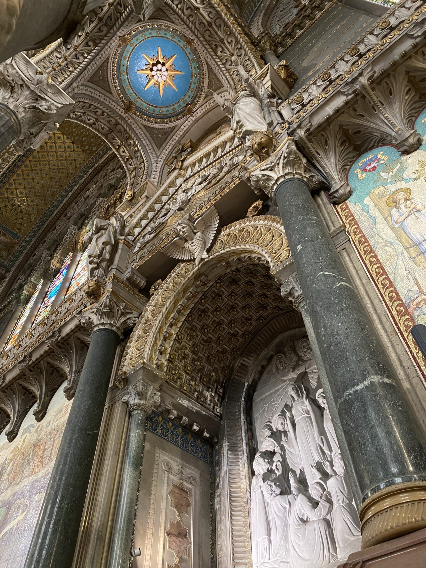 intérieur sculpture basilique fourviere lyon