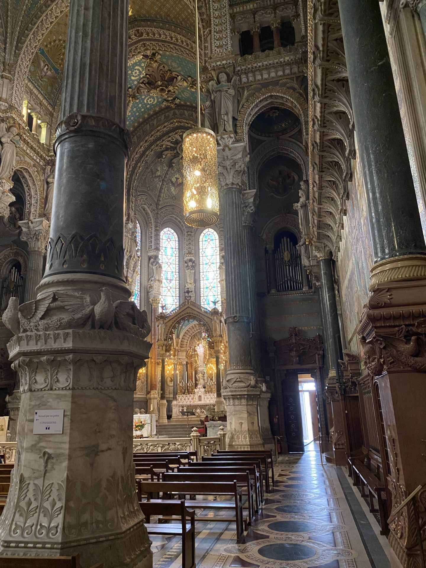 intérieur sculpture basilique fourviere lyon