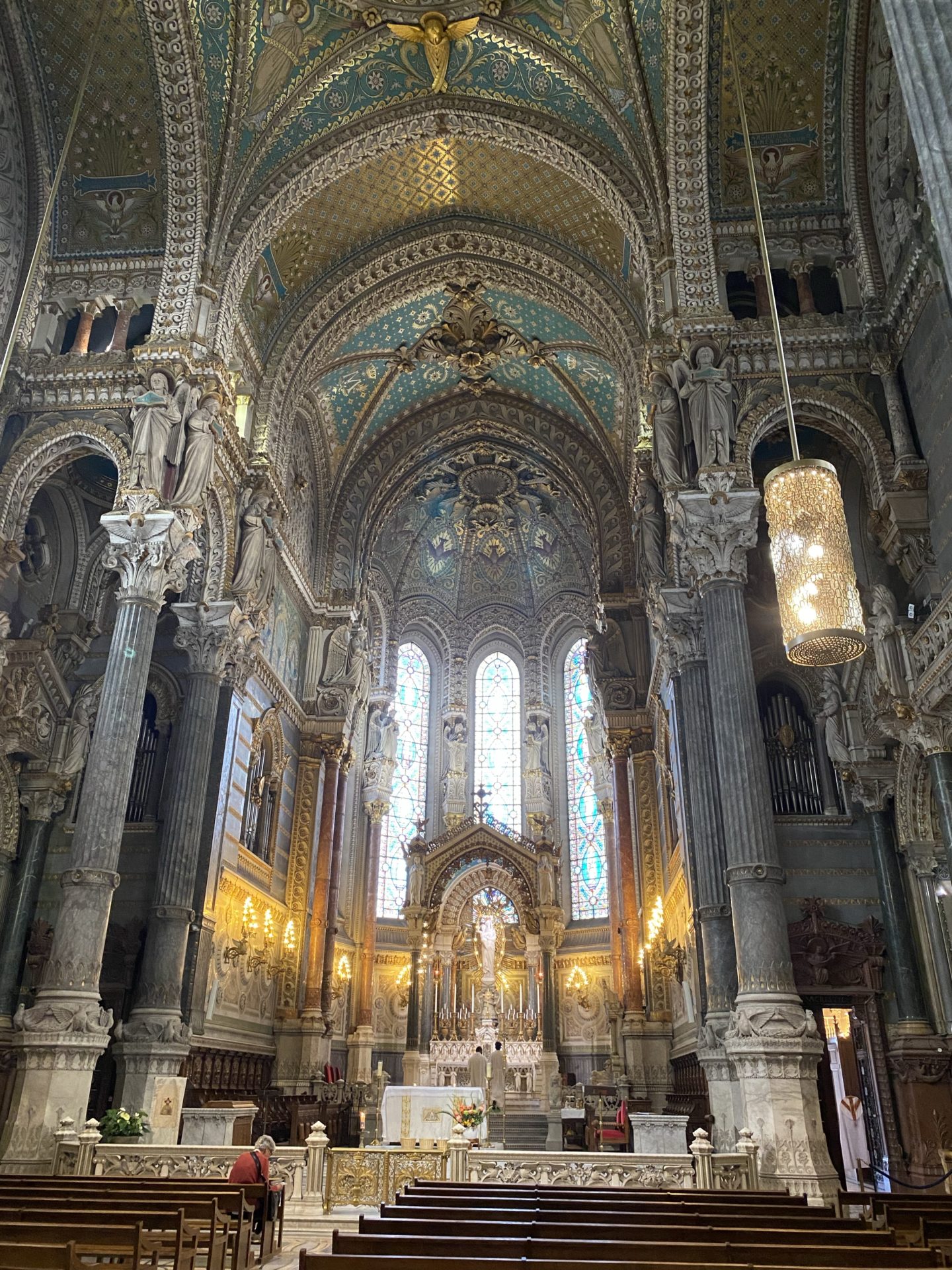 intérieur sculpture basilique fourviere lyon