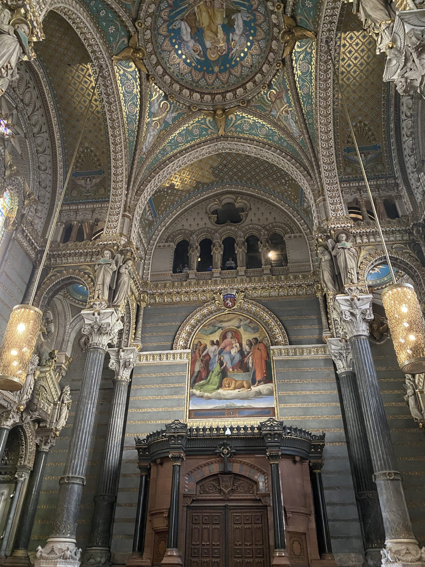 intérieur sculpture basilique fourviere lyon