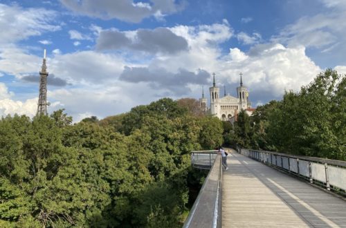 vue sur la basilique de fourviere parc des hauteurs passerelles des 4 vents