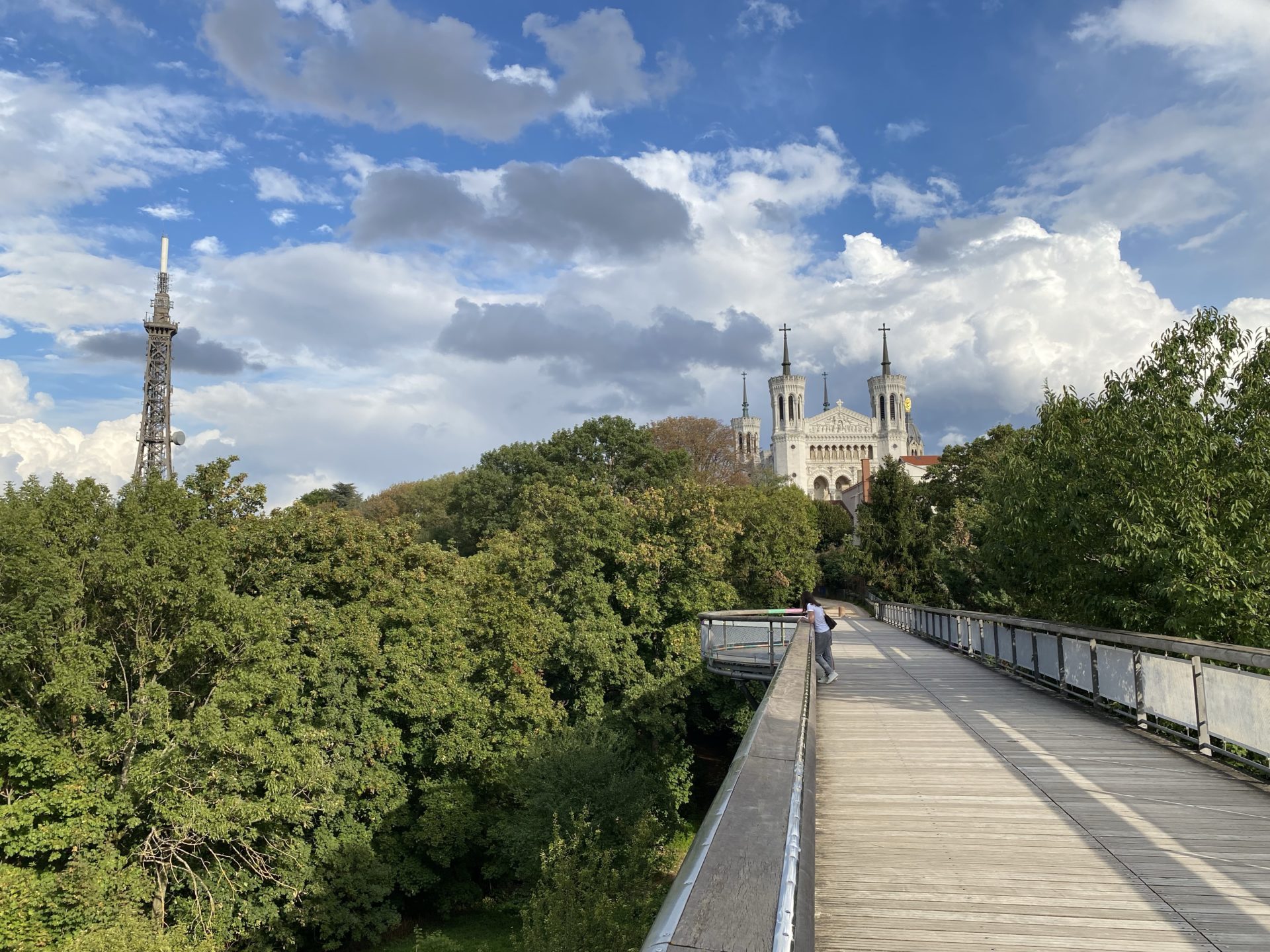 vue sur la basilique de fourviere parc des hauteurs passerelles des 4 vents