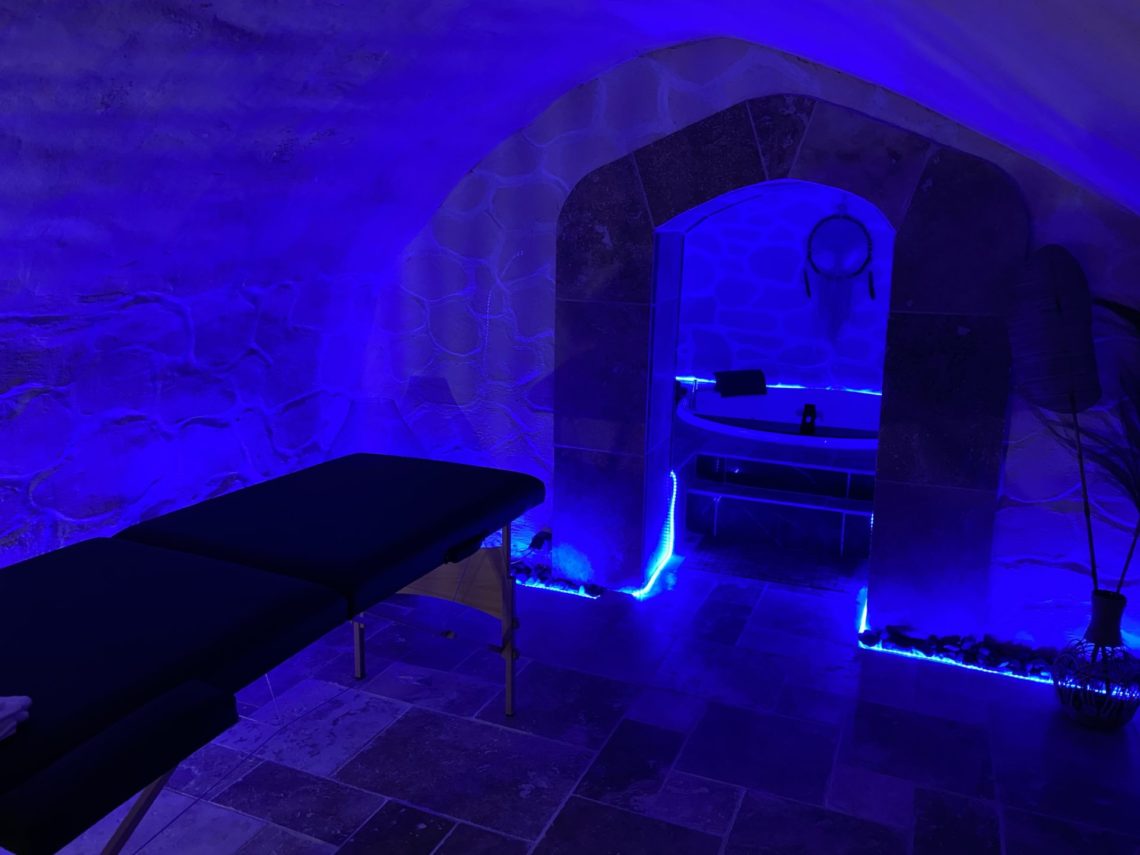 Table de massage professionnelle avec huile dans une Love Room à The Dream Spa 07