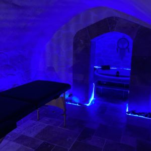 Table de massage professionnelle avec huile dans une Love Room à The Dream Spa 07