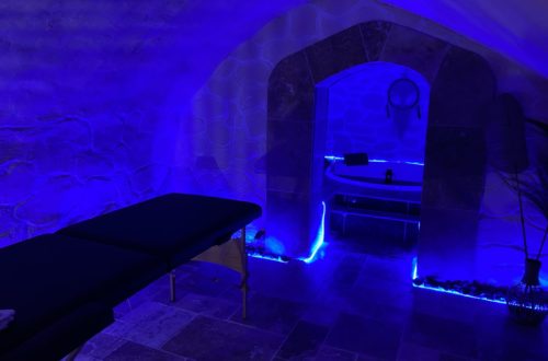 Table de massage professionnelle avec huile dans une Love Room à The Dream Spa 07