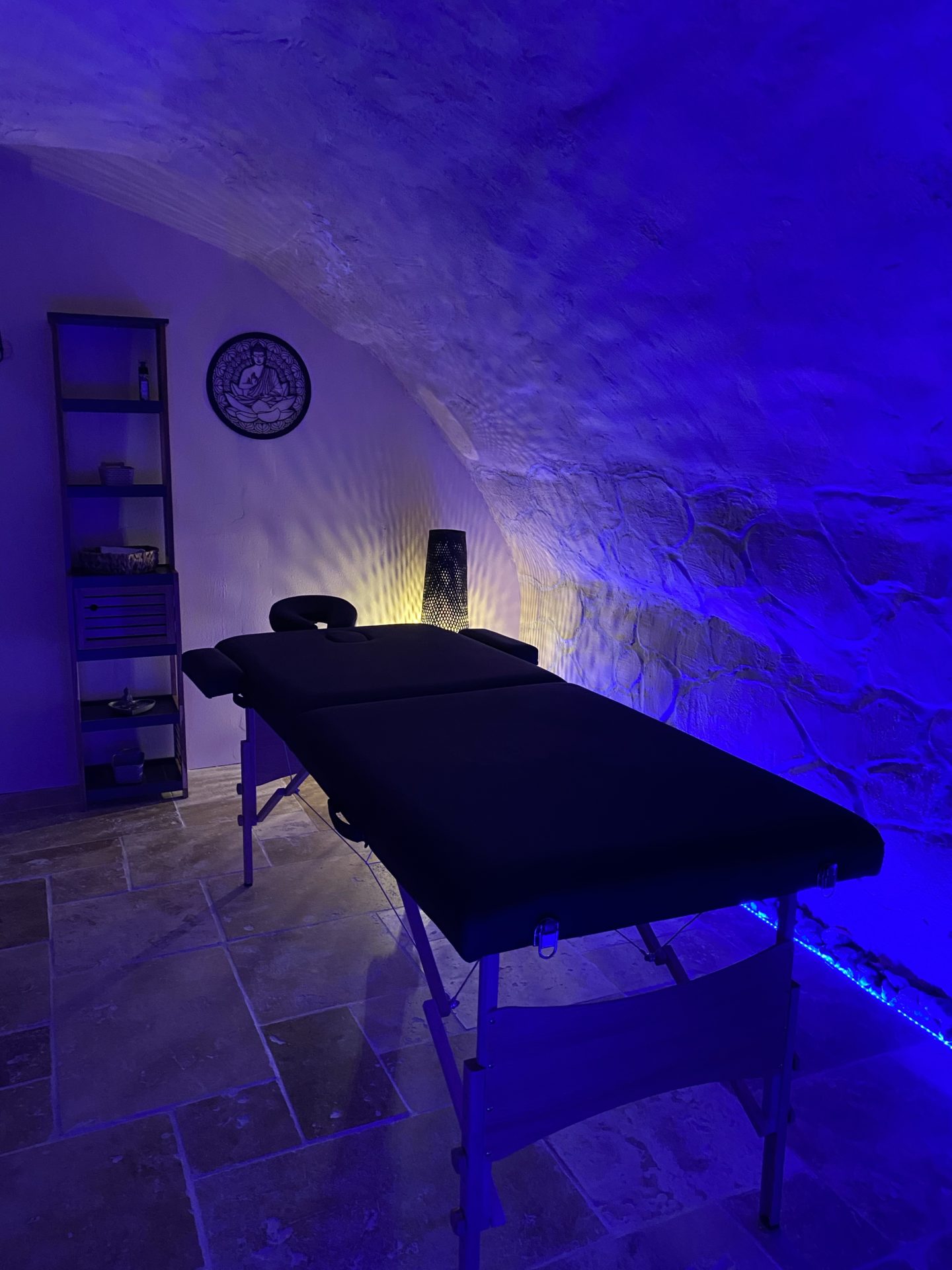 Table de massage professionnelle avec huile dans une Love Room à The Dream Spa 07