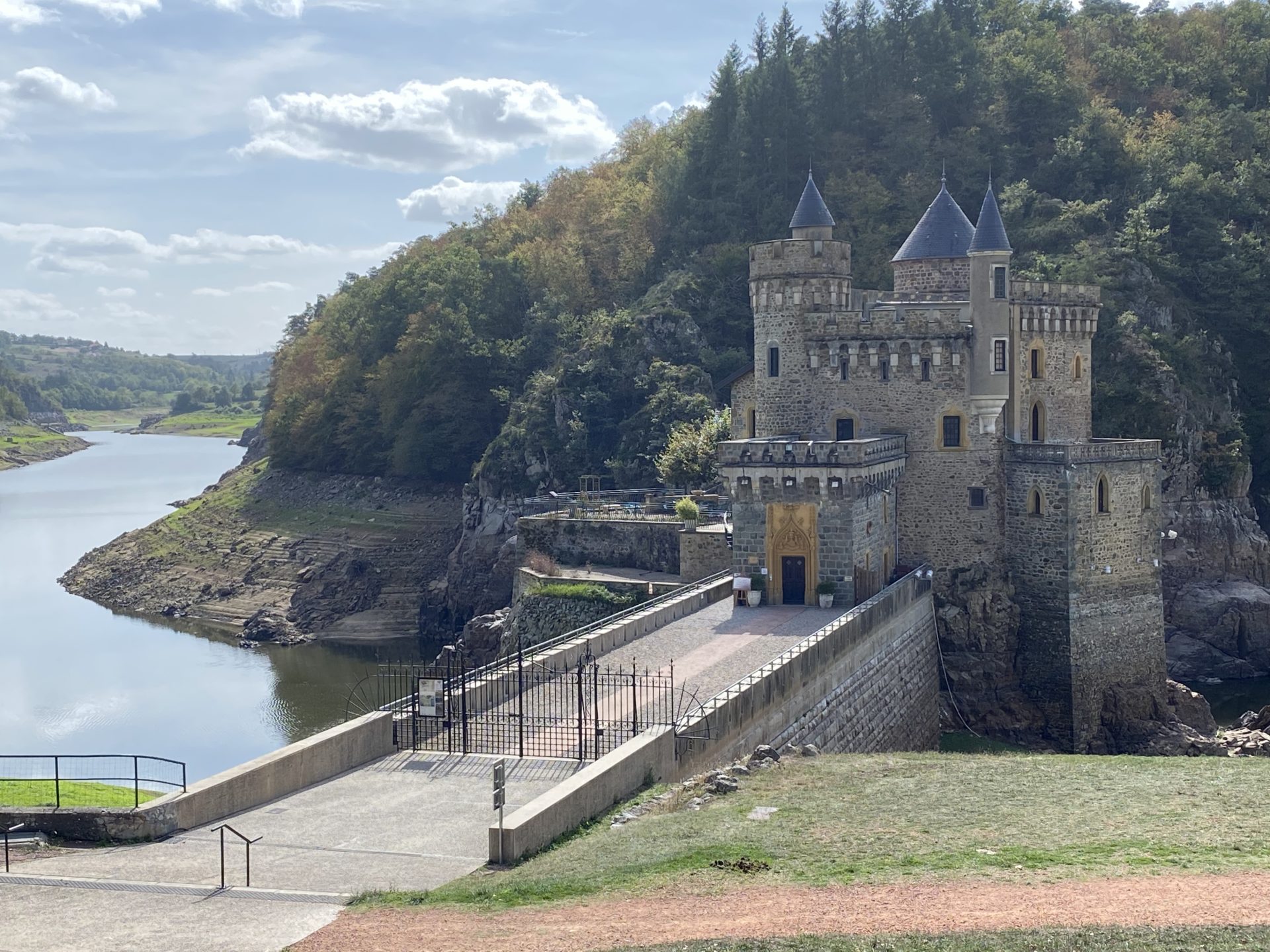 château de la roche dans la loire