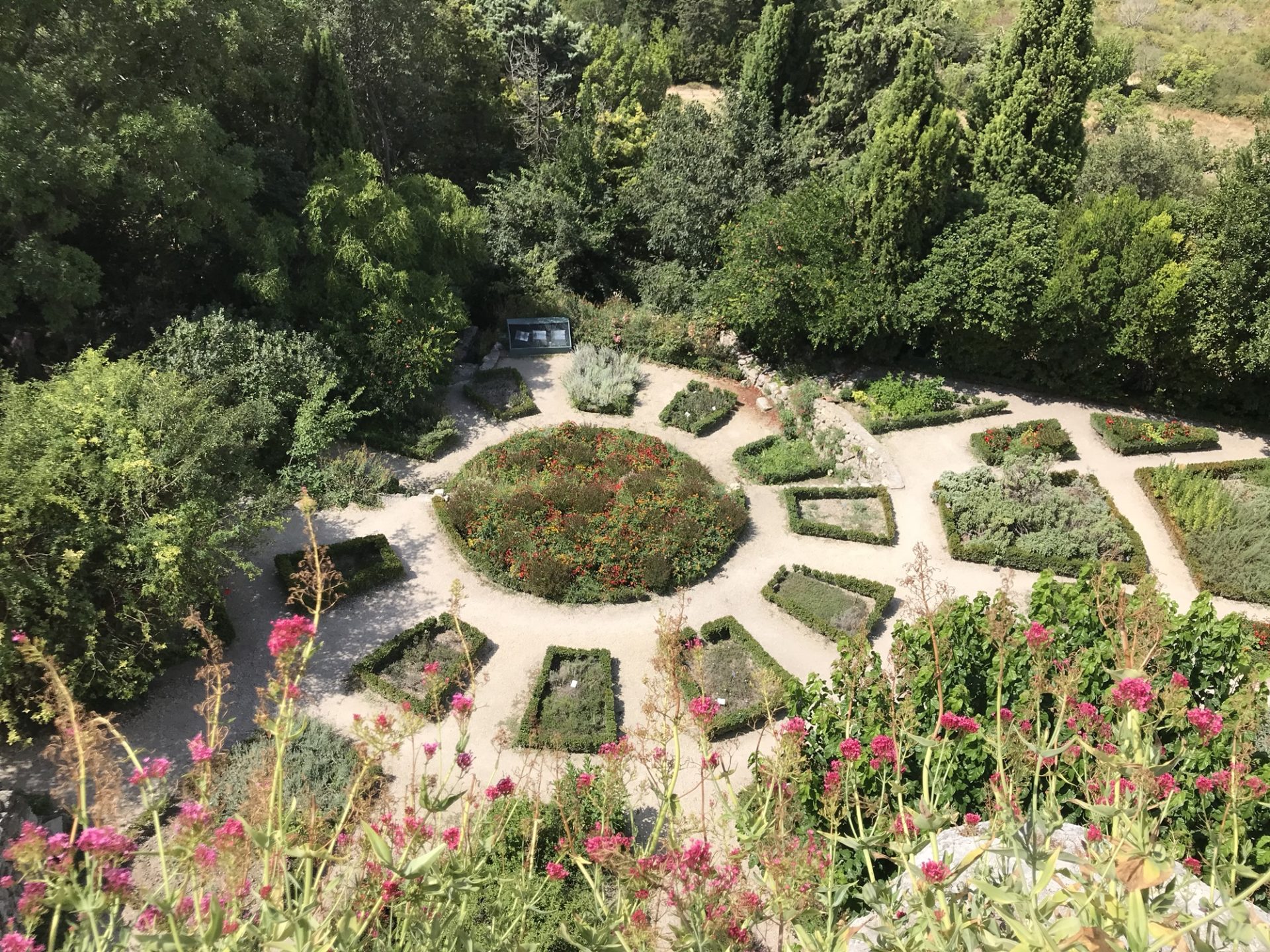 jardin des herbes la garde adhemar