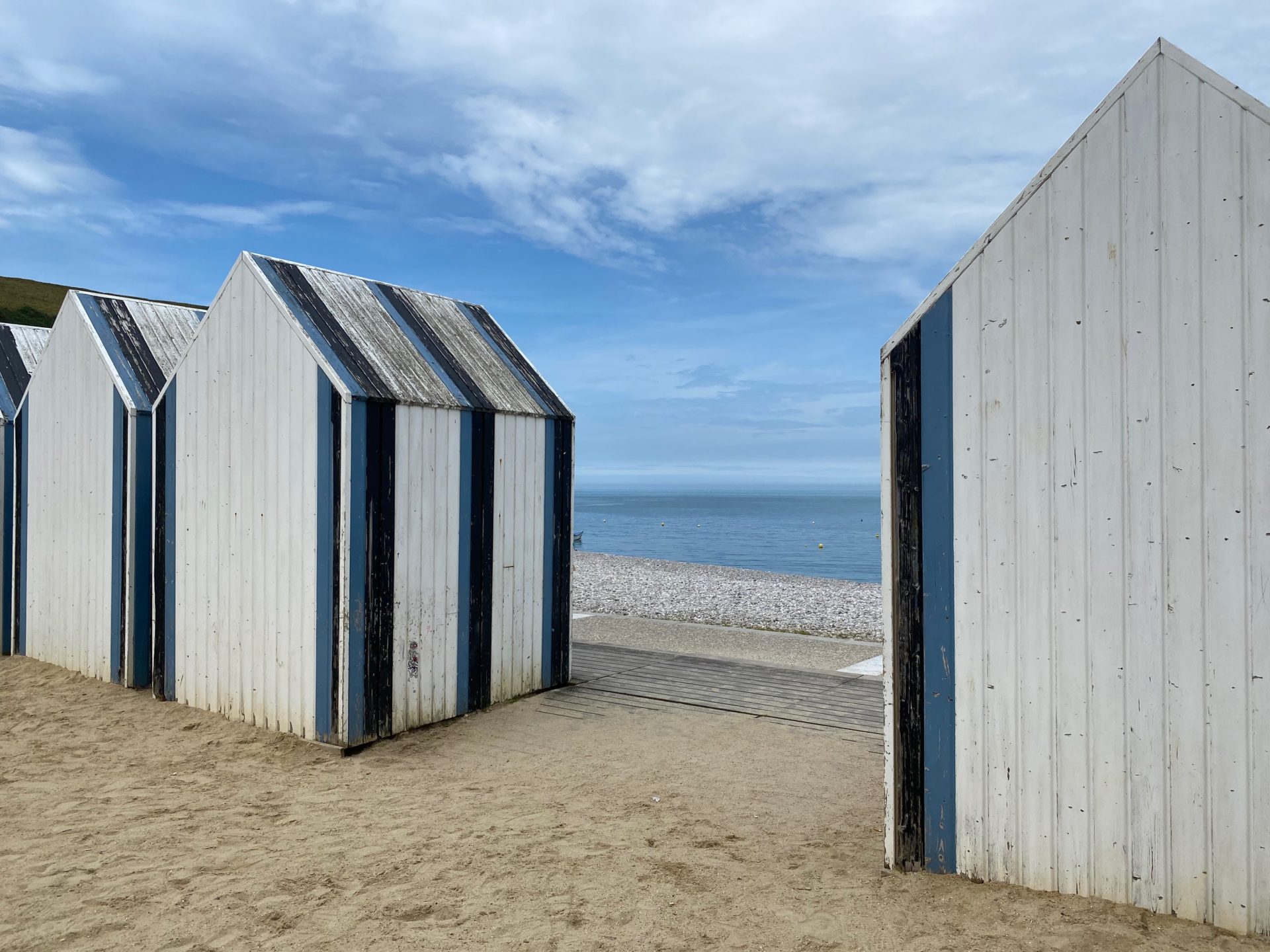 Plage et cabanons colorés du village de pêcheurs d’Yport près d’Étretat