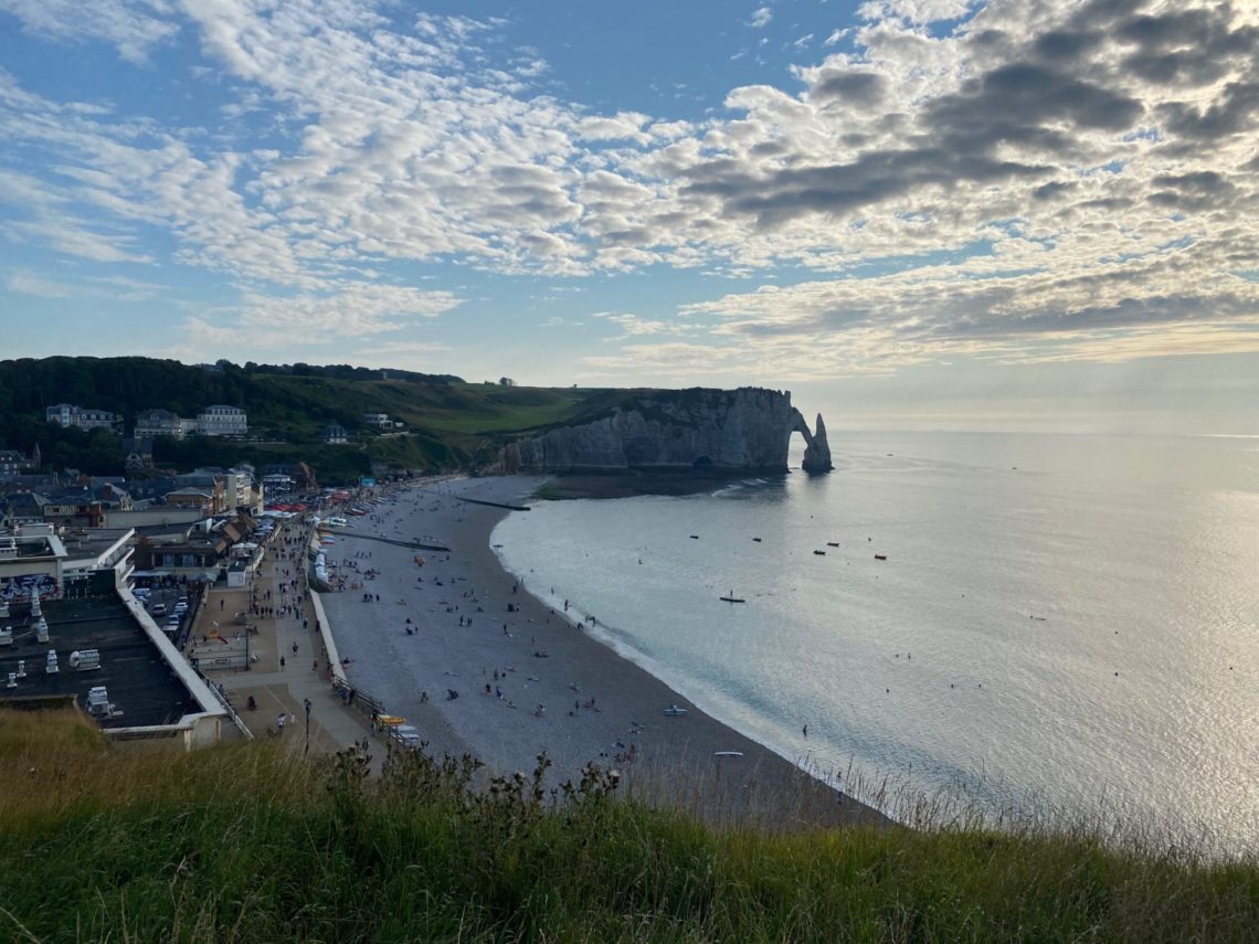 Coucher de soleil sur les falaises d'Étretat en Normandie