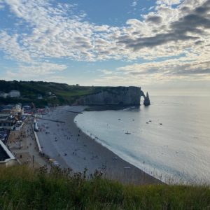 Coucher de soleil sur les falaises d'Étretat en Normandie