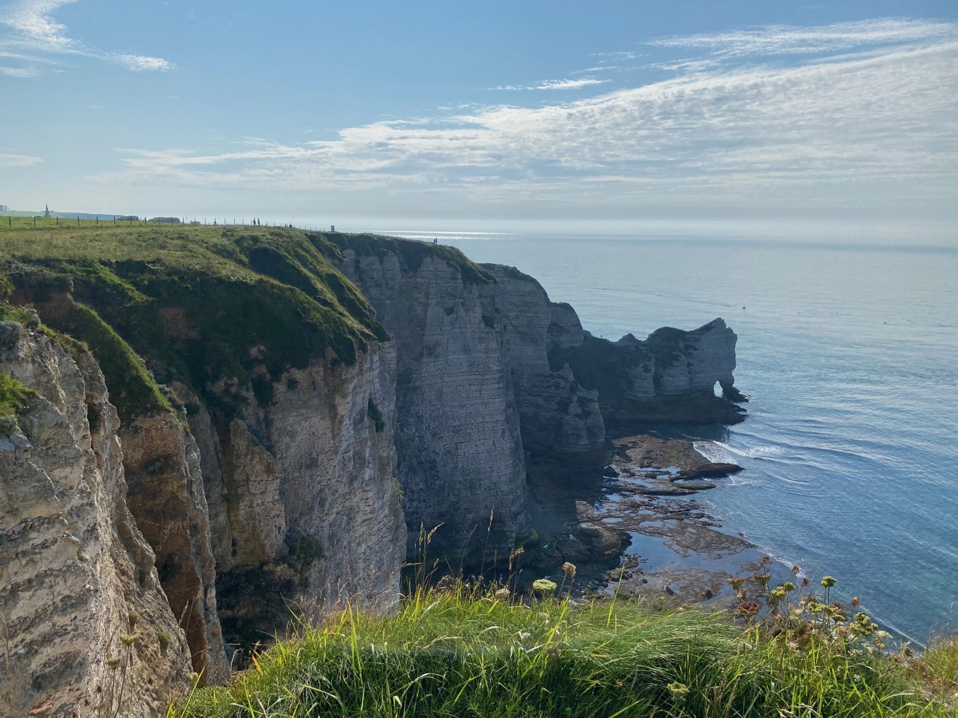 Vue spectaculaire sur la falaise d’Amont à Étretat, Côte d’Albâtre