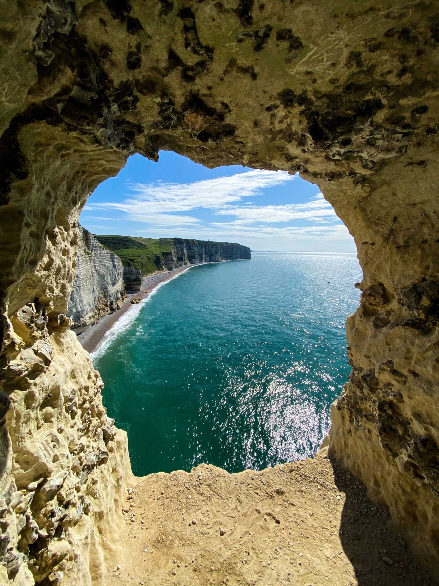 Cavité naturelle l’Oeil du Panda sur les falaises d’Étretat