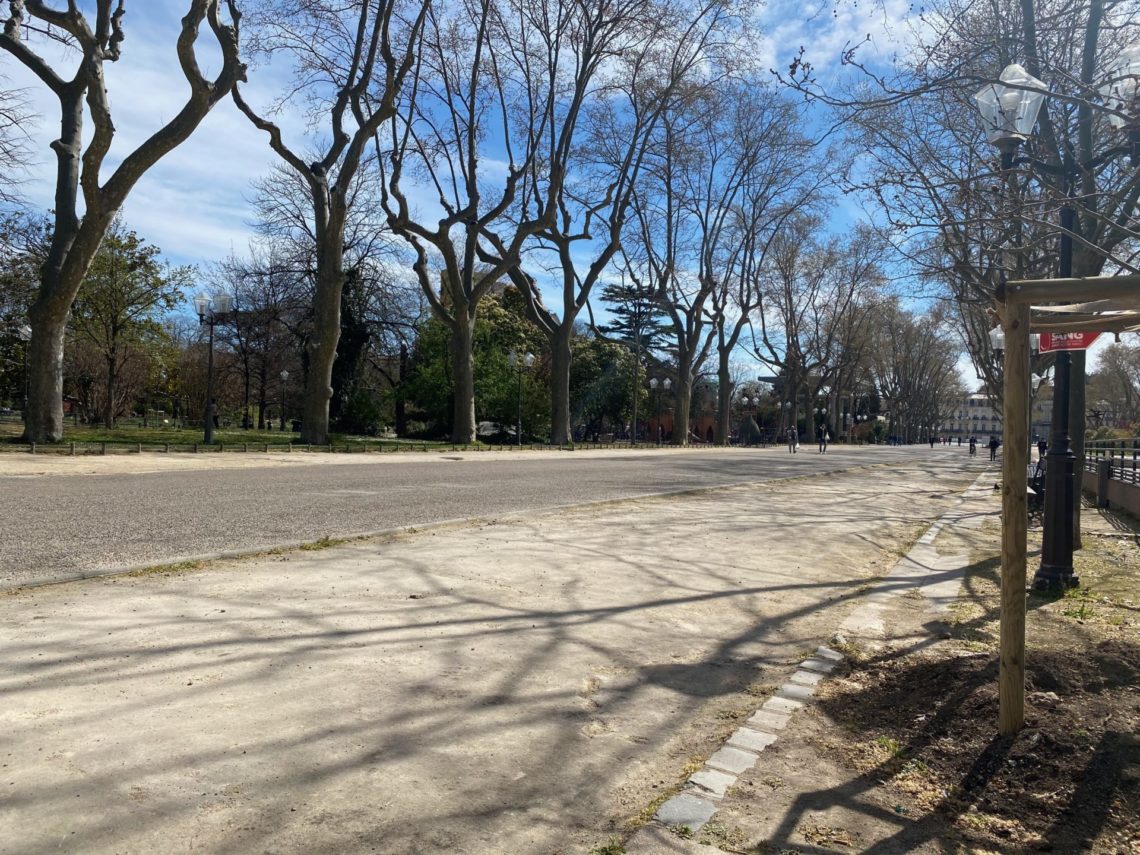 Parc Montcalm à Montpellier avec allées et végétation