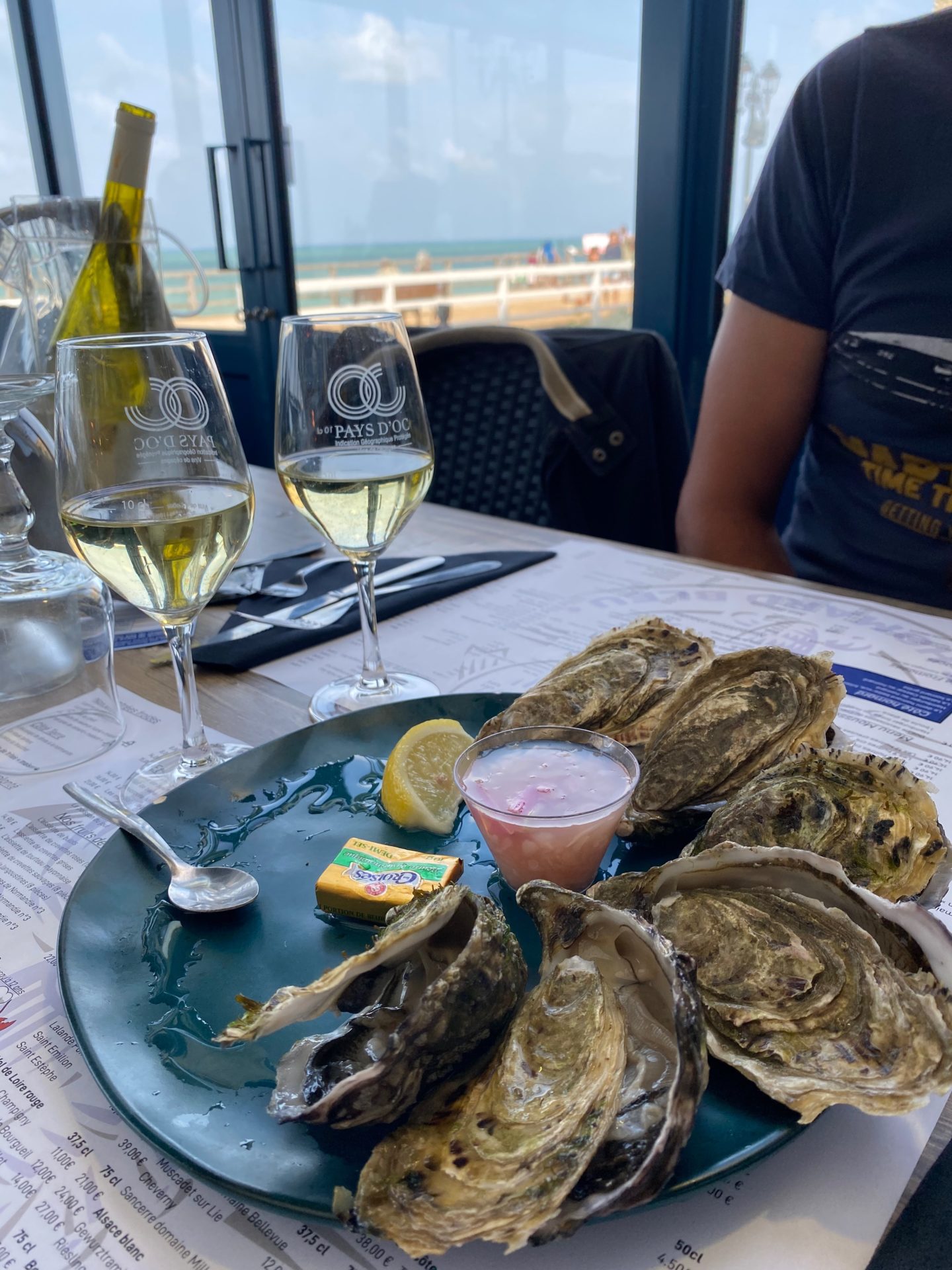 Dégustation de fruits de mer au restaurant Le Homard Bleu à Étretat