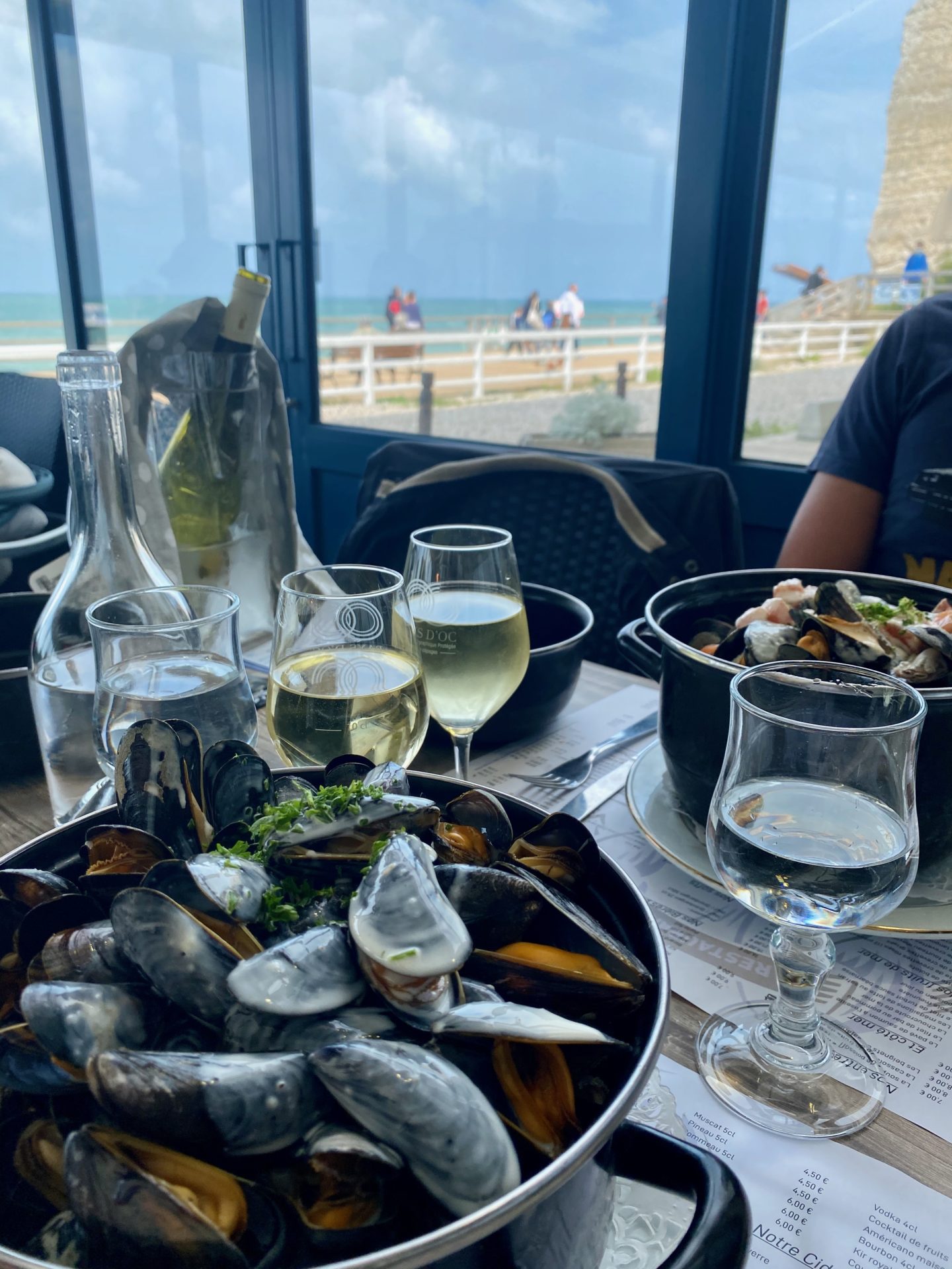 Huîtres et moules fraîches servies au Homard Bleu