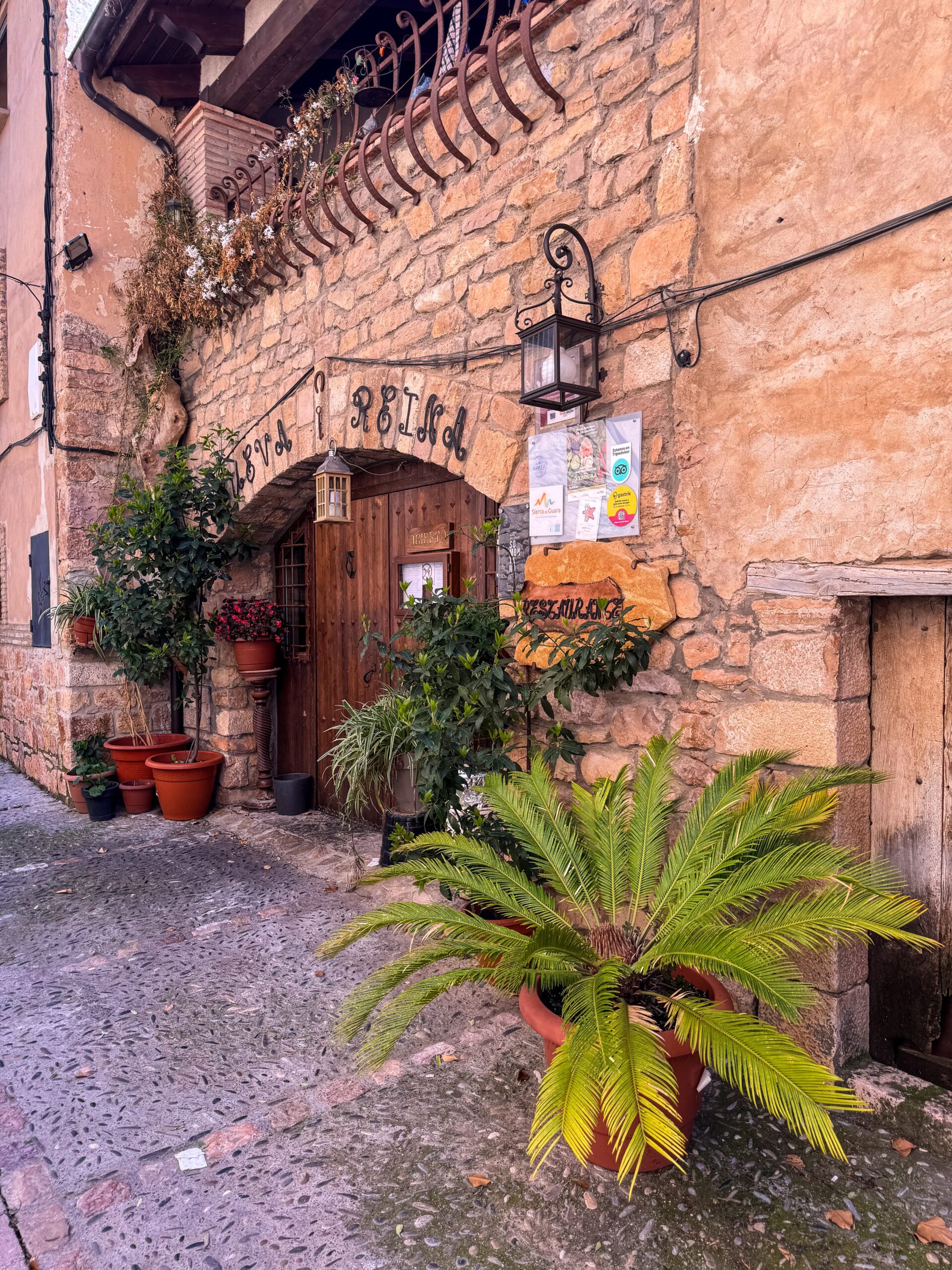 façade colorée d'une maison dans le village d'alquézar en espagne
