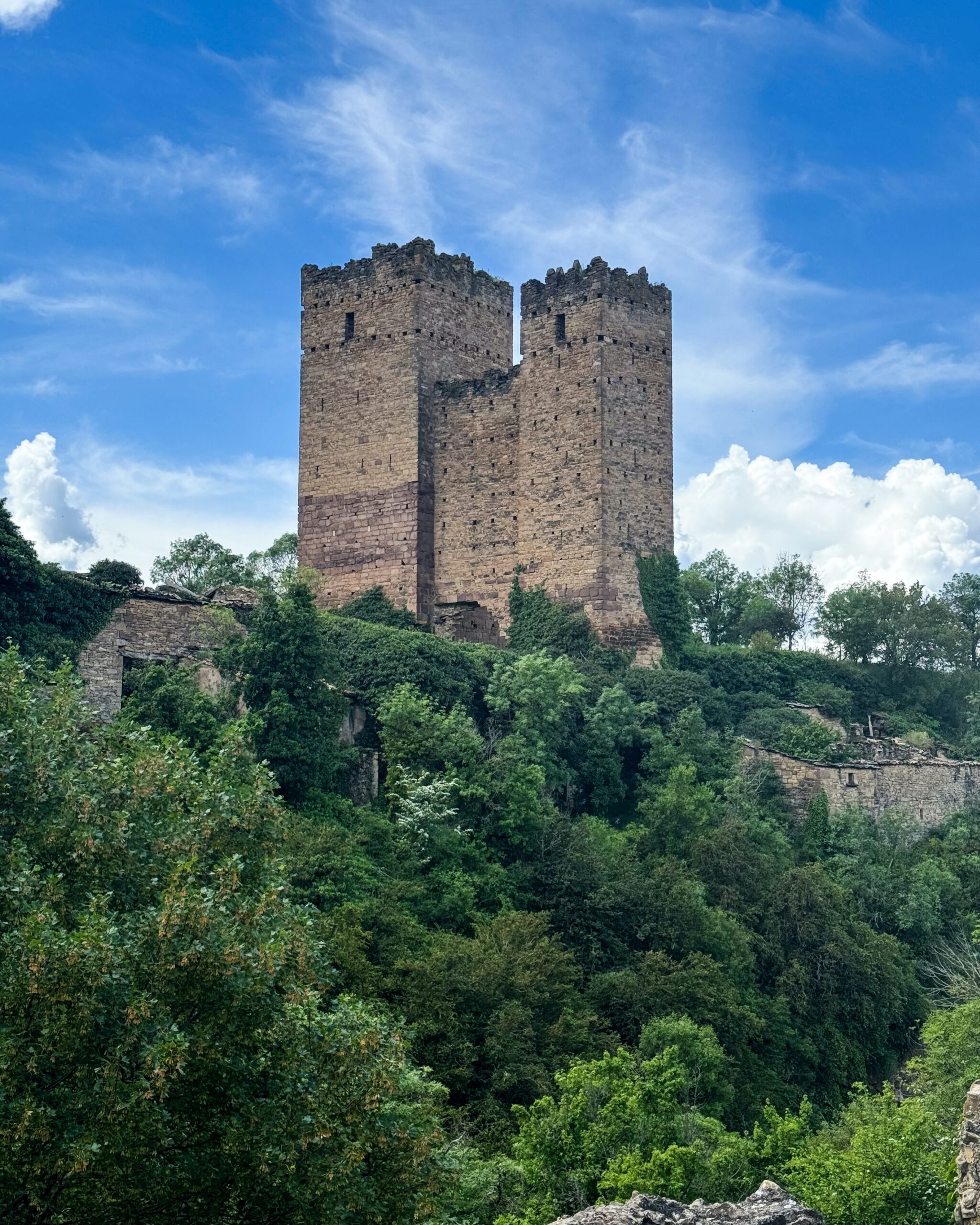 vue depuis la route sur les ruines du chateau de ruesta