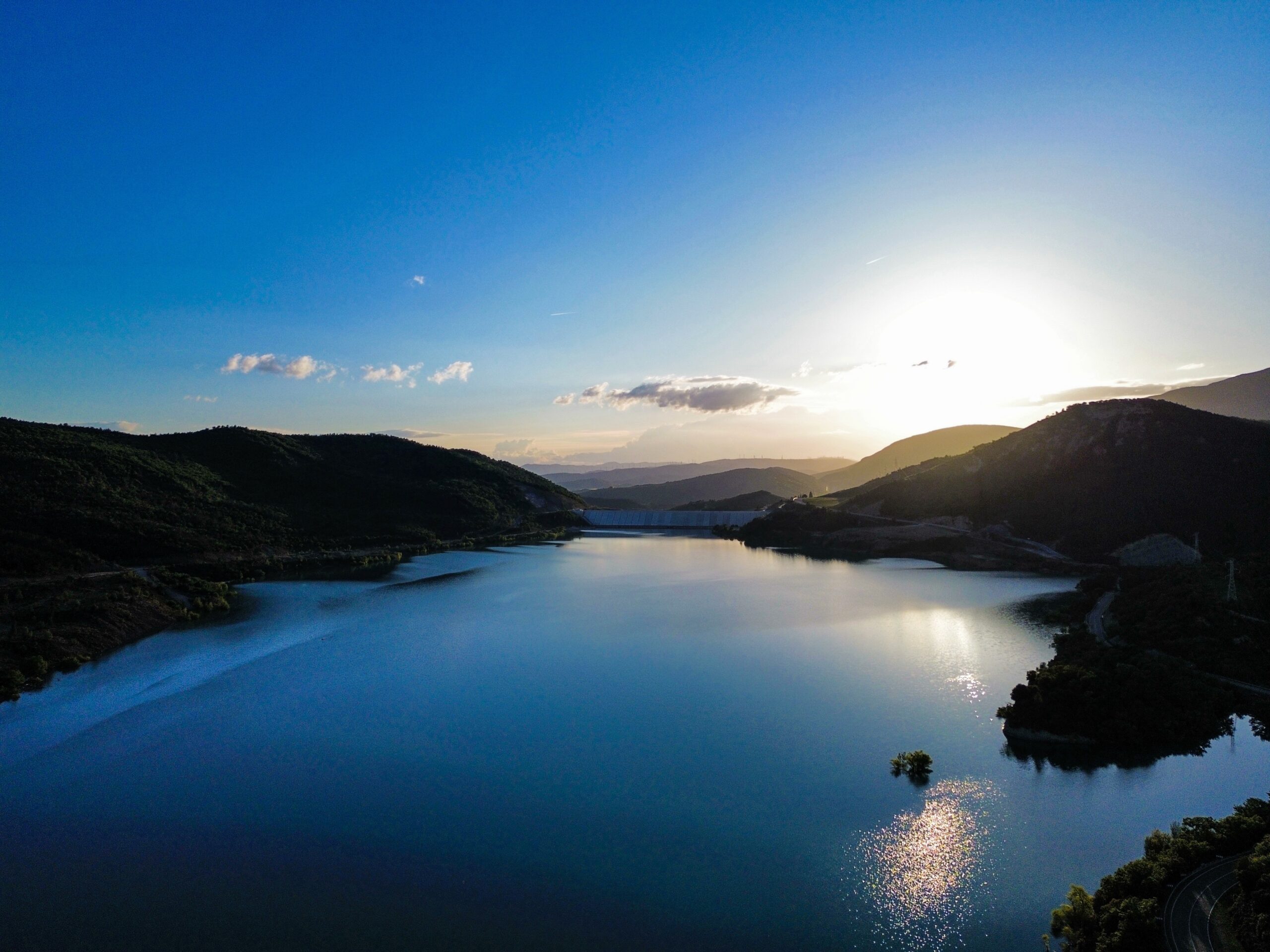 Vue imprenable du lac de Yesa lors d'un road trip en Espagne du Nord