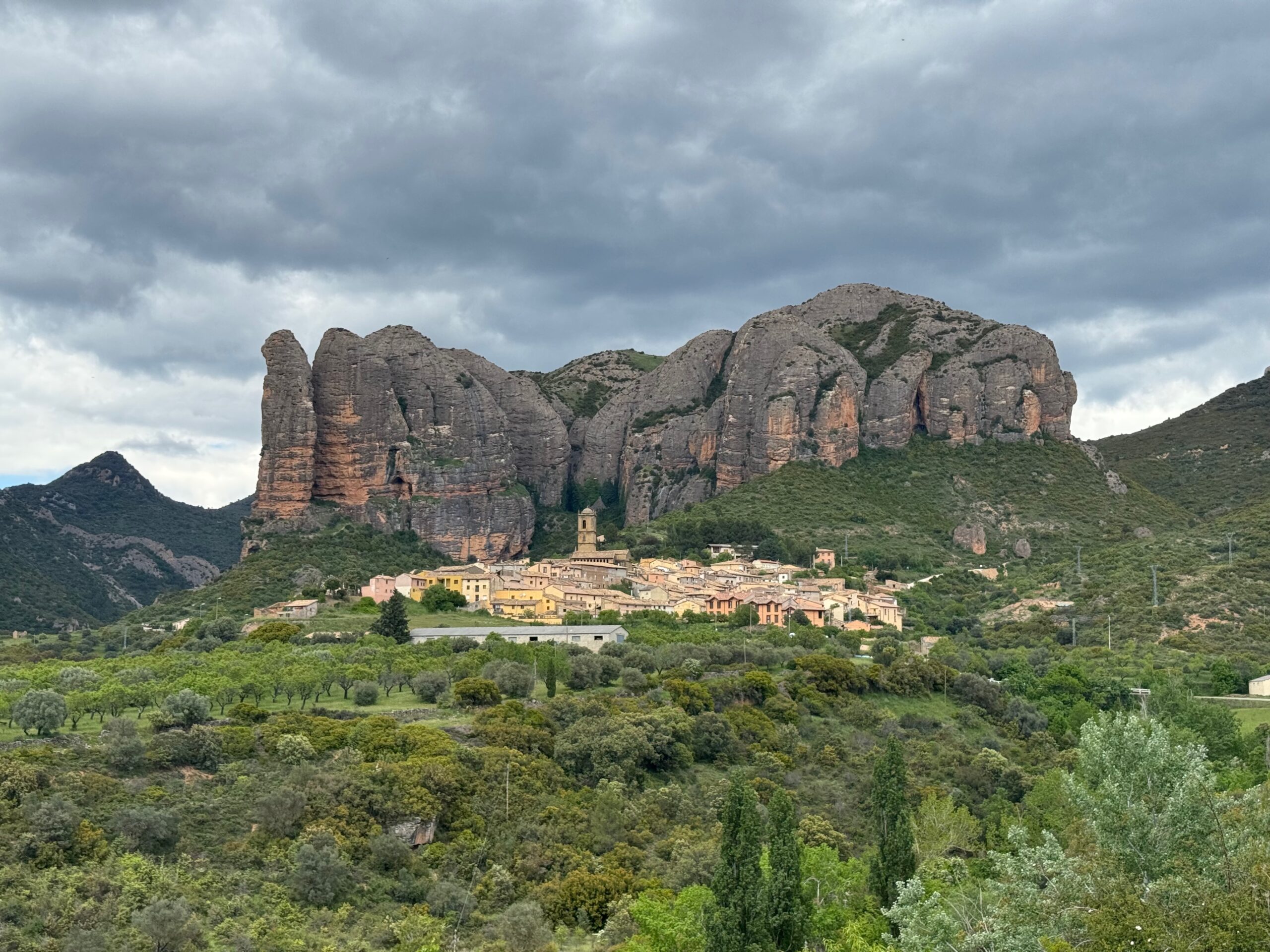 vue sur le village de aguero en espagne