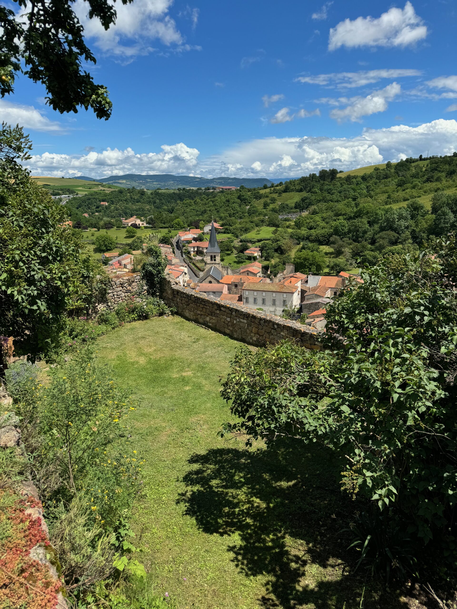 Promenade avec son chien dans les jardins en terrasse du Marchidial à Champeix.