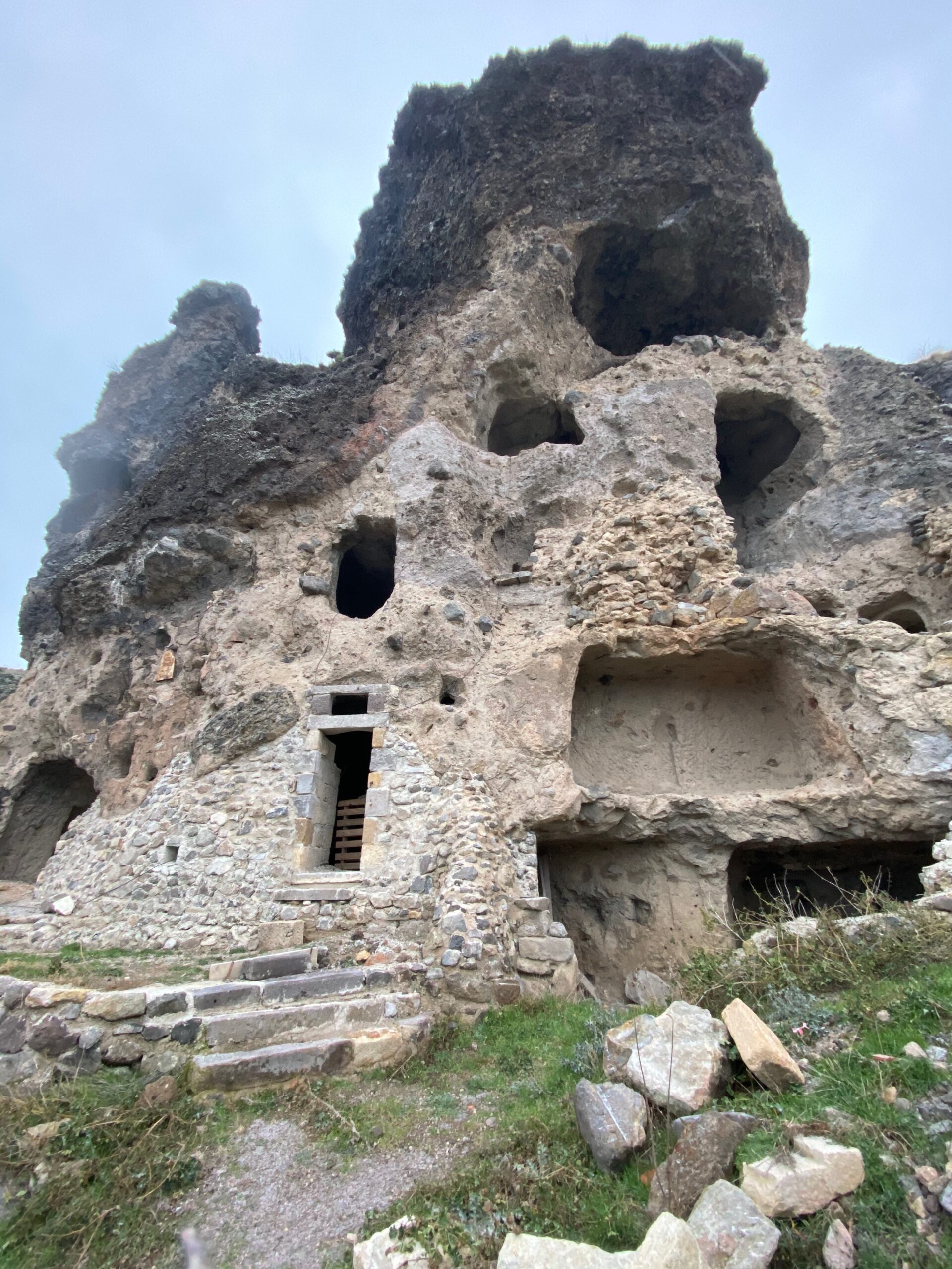 Visite gratuite du village troglodyte des Roches à Perrier