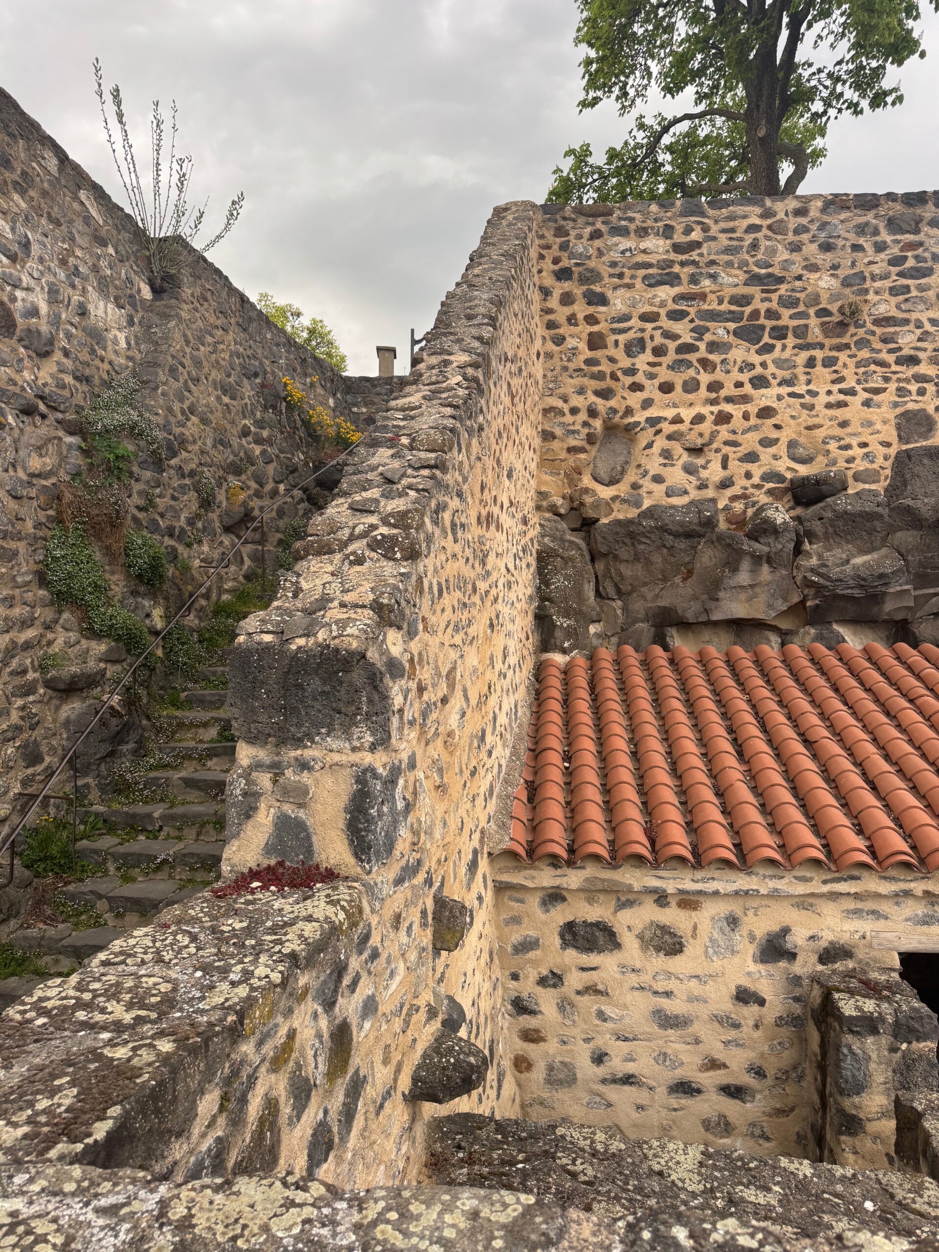 Balade dans les escaliers des ruines du château médiéval du Broc près d'Issoire.