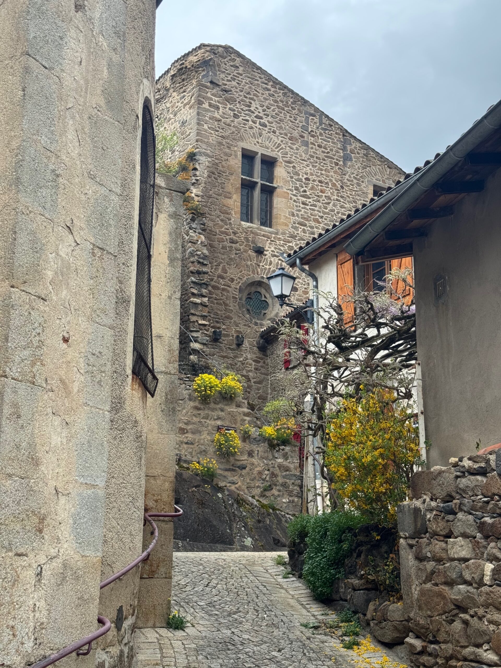 ruelle de saint-floret, village perché classé cité de caractère