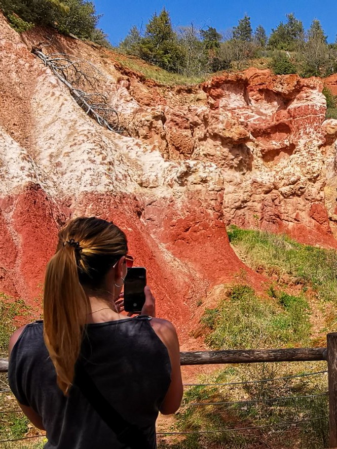 Randonnée dog-friendly dans la Vallée des Saints à Boudes le Colorado Auvergnat.